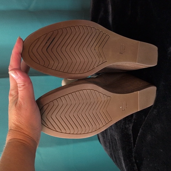 Toms Kallie Wedge Boot. 11. EUC - Picture 7 of 11